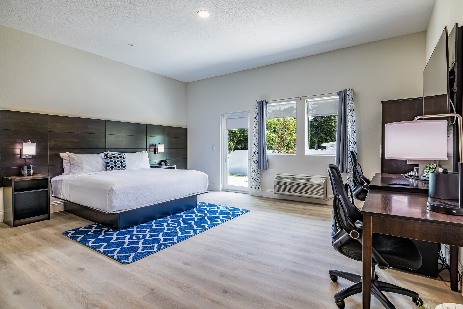 Premier King Balcony room with desk